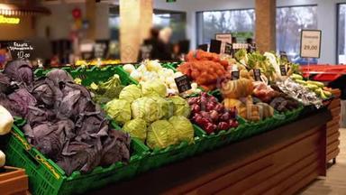 超市货架上有价格标签的新鲜蔬菜。 卷心菜，洋葱，土豆，南瓜在商店里卖。